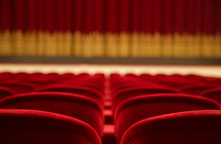 Estreno: La Comedia de Rogue Theater Company Abre el 17 de Julio